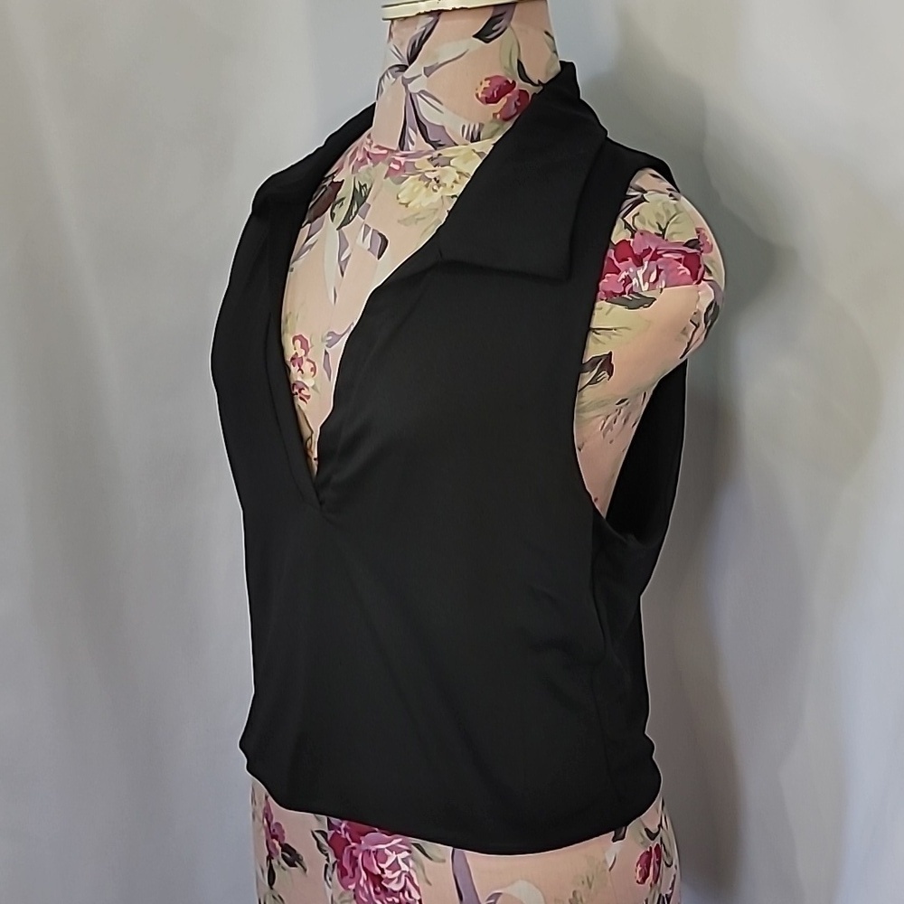 HOUSE OF HARLOW 1960 Nylon V Neck Crop Top Sleeveless Collar